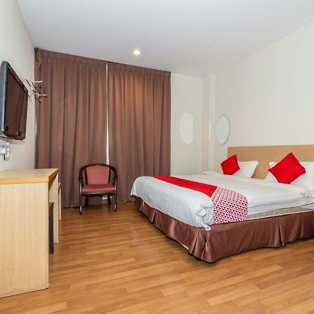 Hotel Oyo 1155 906 Batu Berendam à Malacca Extérieur photo
