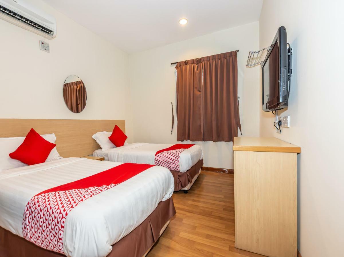 Hotel Oyo 1155 906 Batu Berendam à Malacca Extérieur photo