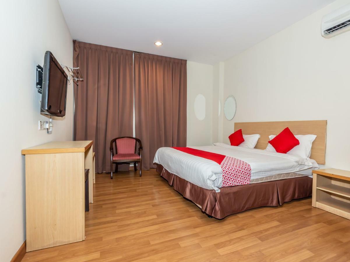 Hotel Oyo 1155 906 Batu Berendam à Malacca Extérieur photo